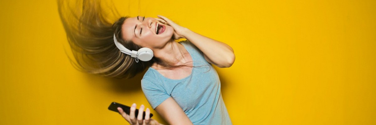 Rádio jovem Marlene leite em todo lugar, ao seu lado.